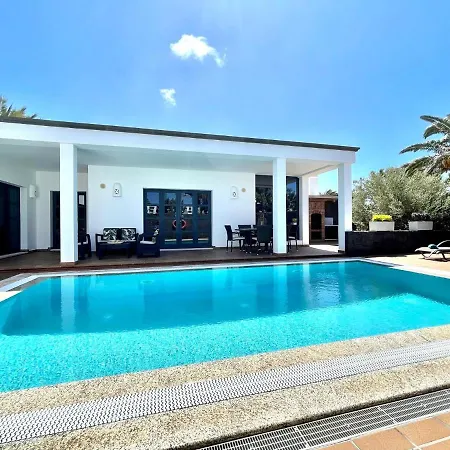 A With Private Pool, Beachfront, Ac, Wifi, Bbq In *