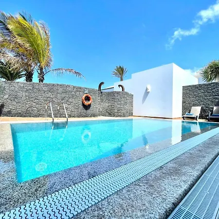 ヴィラ A With Private Pool, Beachfront, Ac, Wifi, Bbq In