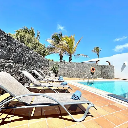 A With Private Pool, Beachfront, Ac, Wifi, Bbq In * Playa Blanca (Lanzarote)