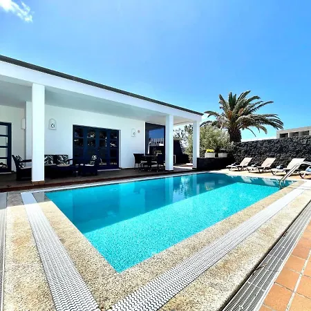 ヴィラ A With Private Pool, Beachfront, Ac, Wifi, Bbq In *