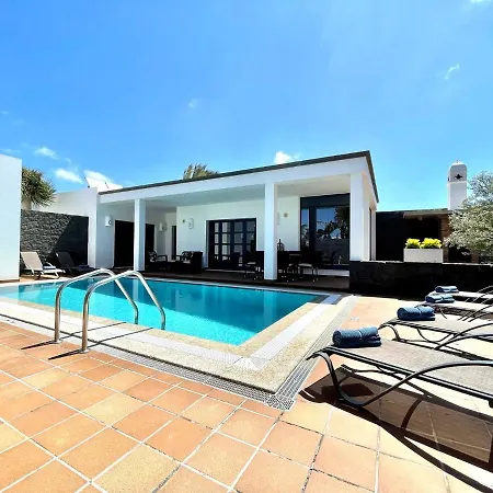 ヴィラ A With Private Pool, Beachfront, Ac, Wifi, Bbq In *