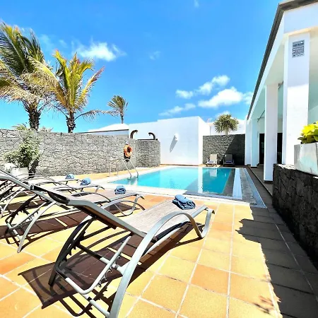 ヴィラ A With Private Pool, Beachfront, Ac, Wifi, Bbq In *