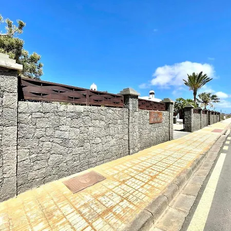 A With Private Pool, Beachfront, Ac, Wifi, Bbq In *