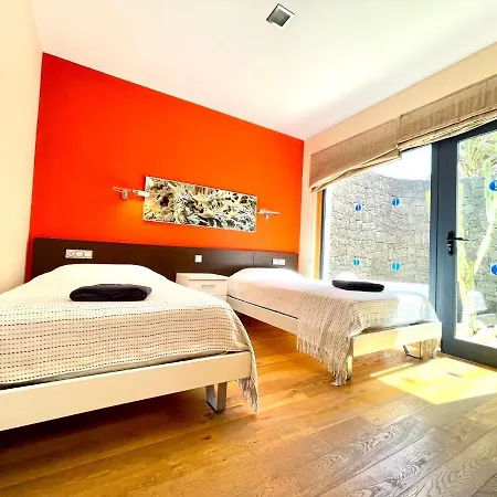 A With Private Pool, Beachfront, Ac, Wifi, Bbq In *