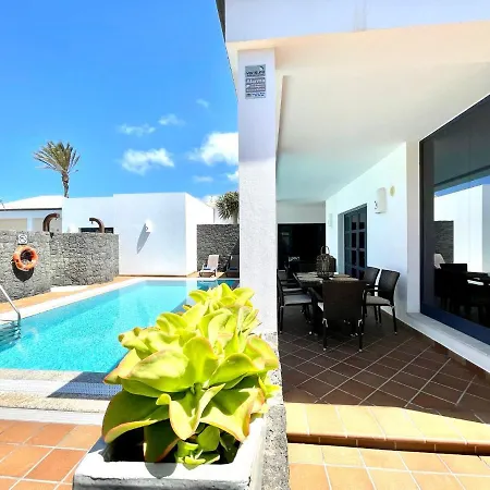 A With Private Pool, Beachfront, Ac, Wifi, Bbq In Playa Blanca (Lanzarote)