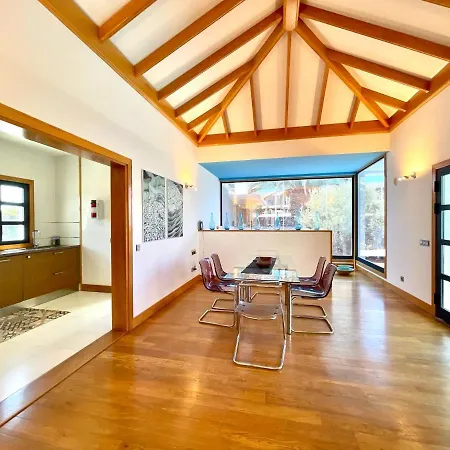 ヴィラ A With Private Pool, Beachfront, Ac, Wifi, Bbq In *