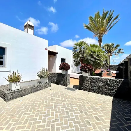 A With Private Pool, Beachfront, Ac, Wifi, Bbq In * Playa Blanca (Lanzarote)