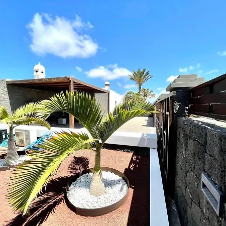 A With Private Pool, Beachfront, Ac, Wifi, Bbq In *