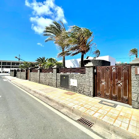 A With Private Pool, Beachfront, Ac, Wifi, Bbq In *