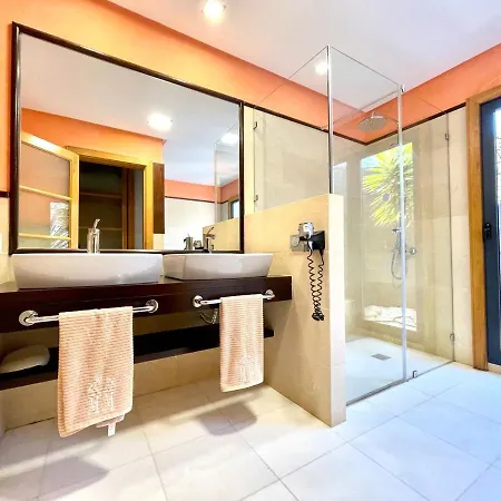 ヴィラ A With Private Pool, Beachfront, Ac, Wifi, Bbq In *