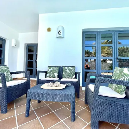 ヴィラ A With Private Pool, Beachfront, Ac, Wifi, Bbq In *