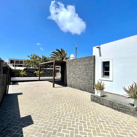 A With Private Pool, Beachfront, Ac, Wifi, Bbq In *