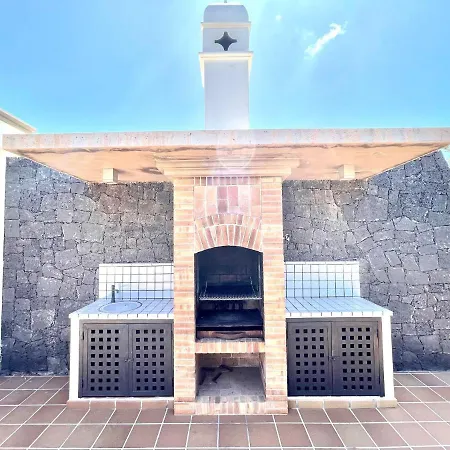 A With Private Pool, Beachfront, Ac, Wifi, Bbq In