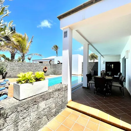 A With Private Pool, Beachfront, Ac, Wifi, Bbq In Villa Playa Blanca (Lanzarote)