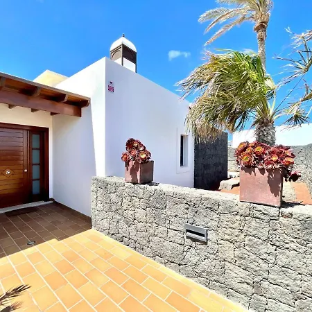 ヴィラ A With Private Pool, Beachfront, Ac, Wifi, Bbq In *