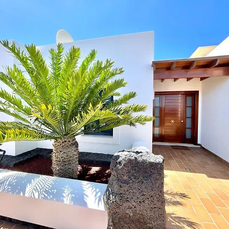 Villa A With Private Pool, Beachfront, Ac, Wifi, Bbq In *