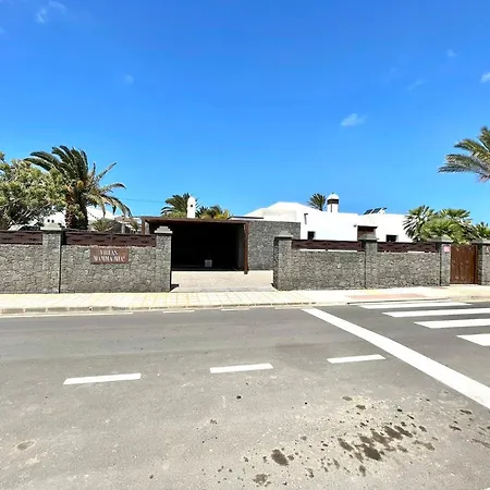 A With Private Pool, Beachfront, Ac, Wifi, Bbq In Villa Playa Blanca (Lanzarote)