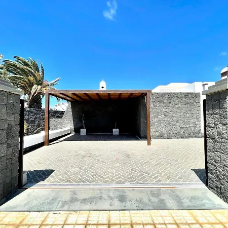 A With Private Pool, Beachfront, Ac, Wifi, Bbq In *