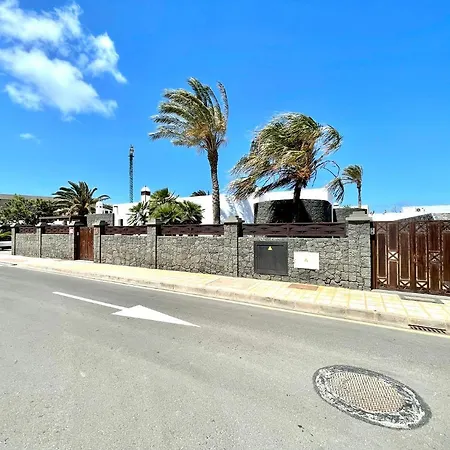 A With Private Pool, Beachfront, Ac, Wifi, Bbq In Villa Playa Blanca (Lanzarote)