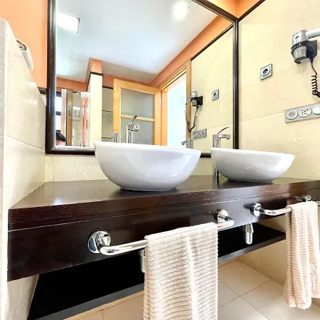 ヴィラ A With Private Pool, Beachfront, Ac, Wifi, Bbq In *
