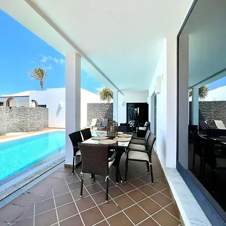 Villa A With Private Pool, Beachfront, Ac, Wifi, Bbq In