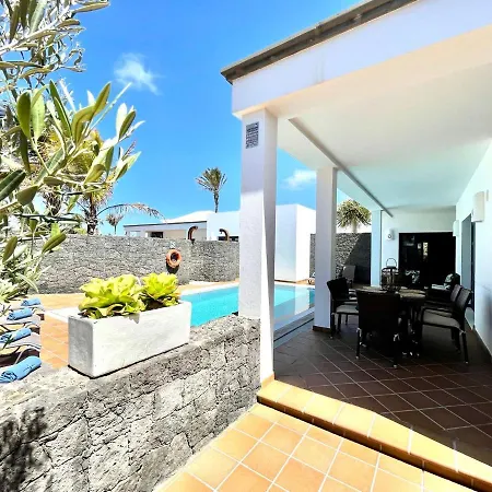 ヴィラ A With Private Pool, Beachfront, Ac, Wifi, Bbq In