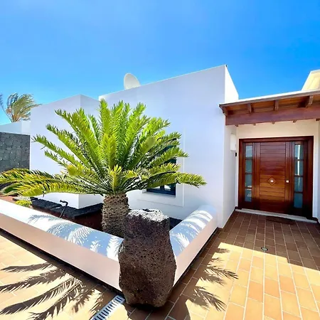 ヴィラ A With Private Pool, Beachfront, Ac, Wifi, Bbq In *