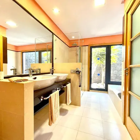 A With Private Pool, Beachfront, Ac, Wifi, Bbq In Playa Blanca