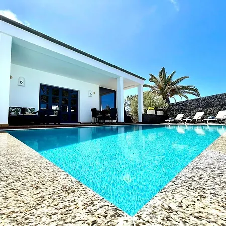 Willa A With Private Pool, Beachfront, Ac, Wifi, Bbq In Playa Blanca (Lanzarote)
