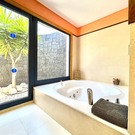 A With Private Pool, Beachfront, Ac, Wifi, Bbq In * Playa Blanca (Lanzarote)