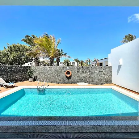 A With Private Pool, Beachfront, Ac, Wifi, Bbq In Playa Blanca