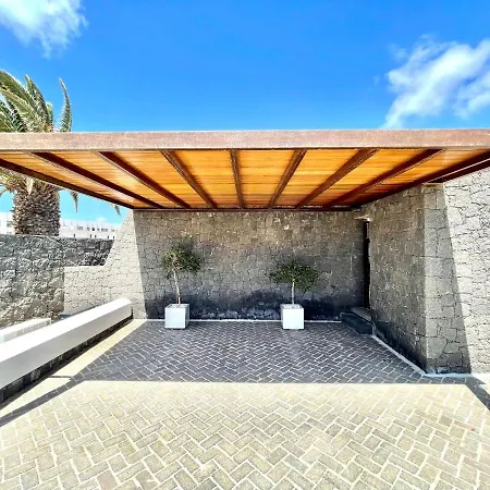 A With Private Pool, Beachfront, Ac, Wifi, Bbq In Villa Playa Blanca